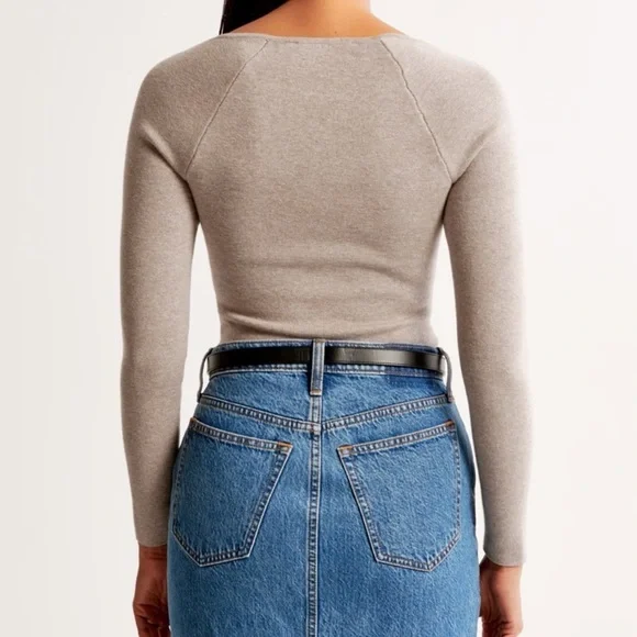 ABERCROMBIE Long sleeved sweetheart sweater bodysuit small light brown NWOT - Picture 3 of 8